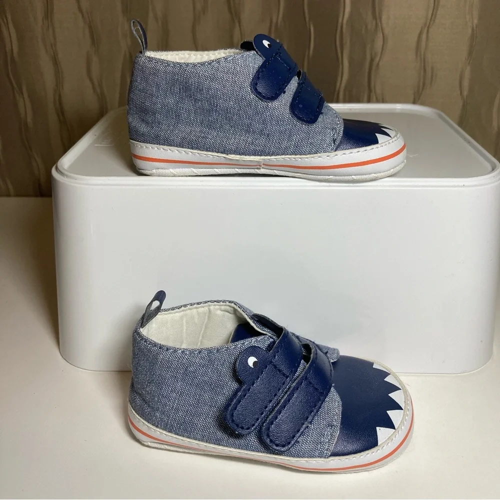 🌺 Carter's Baby Infant Boy's Size 6-9 M Blue Shark Eyes Teeth